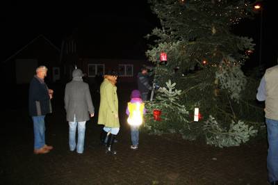 Geschenke wurden von den Kindern an den Baum gehngt